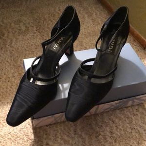 Gently worn navy blue Vaneli heels.